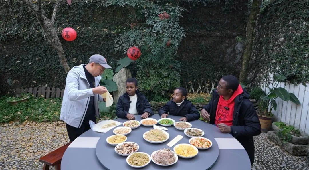 When "Foreign Friends" Meet "Shi Bing Tong" – Totally Captivated by the Flavor!