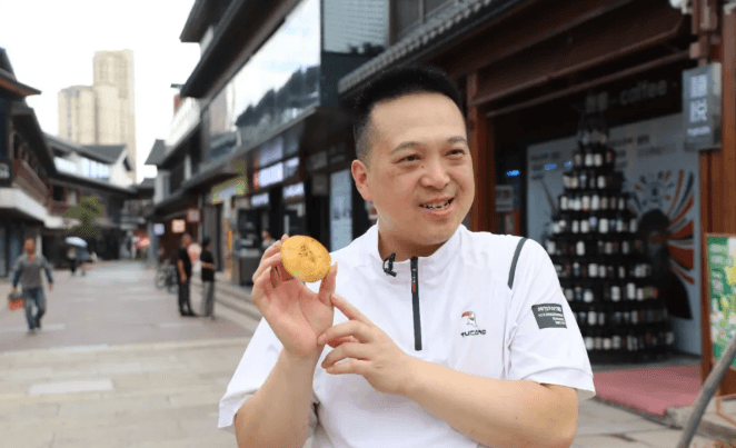 Have you tried Crab-Shell Yellow, the same traditional treat featured on The Singing Courtyard? — A bite of heritage you won’t forget!